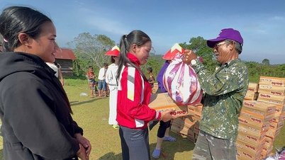 Nhóm từ thiện Gia đình Thoa Thoa (Đà Nẵng) tặng 750 suất quà cho người dân huyện Đắc Chưng (Lào)