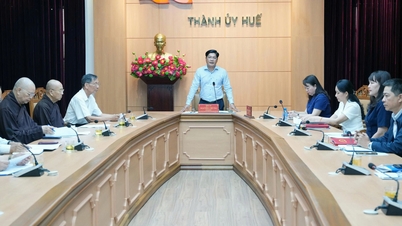 Pertemuan dengan 18 delegasi yang menghadiri Kongres Nasional ke-11 Front Tanah Air Vietnam.
