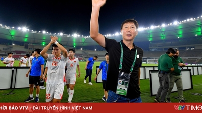 Premiér udělil čestné uznání trenérovi Kim Sang Sikovi a jeho třem asistentům.