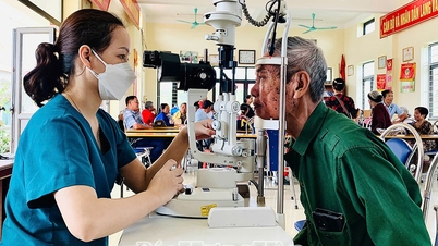 Comune di Hong Quang: Oltre 200 persone hanno ricevuto esami oculistici e consulti gratuiti.