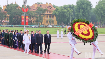 [Foto] Parti- och statsledare besöker president Ho Chi Minhs mausoleum