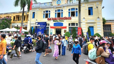 La estación de tren de Hai Phong se encuentra entre las 10 estaciones de tren más concurridas durante la temporada navideña.