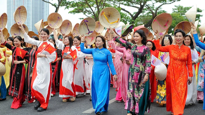 [Photo] Da Nang: Hundreds of people participate in a parade to honor and spread the value of the Ao Dai (Vietnamese traditional dress).