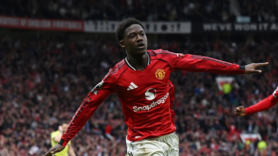 Manchester United versloeg Liverpool met 3-2 en verzekerde zich daarmee van een plaats in de Champions League.