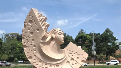 Onze autres sculptures sont exposées sur les berges du ruisseau Hoi Phu.