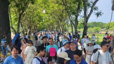 4月30日と5月1日の連休期間中、60万人以上の観光客がフエを訪れ、推定1兆3500億ベトナムドンの観光収入を生み出した。