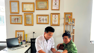 Y sĩ với tâm huyết 'giữ lửa' y học cổ truyền