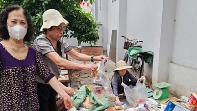 Ao coletar materiais recicláveis, as mulheres do distrito de Tay Ho arrecadam fundos para ajudar os necessitados.