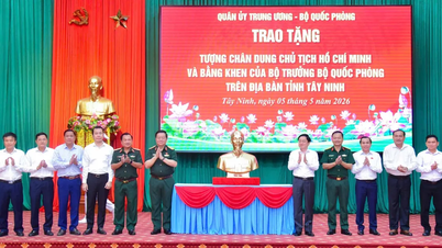 General Nguyen Trong Nghia presents a portrait statue of President Ho Chi Minh in Tay Ninh.