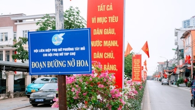 Jalan-jalan mekar dengan bunga-bunga hasil tangan wanita di ibu kota.