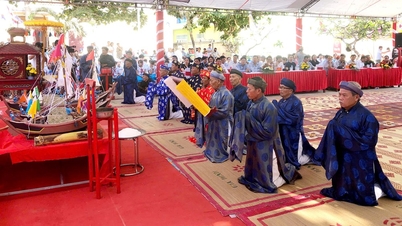 Slavnostní ceremoniál na počest vojáků, kteří bránili ostrovy Hoang Sa, a vzdání hold statečným jednotkám, které chránily moře a ostrovy.