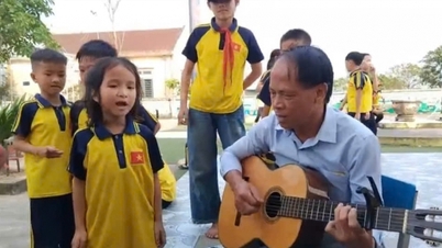 Lyden av gitarer i friminuttet på en skole i Ha Tinh.