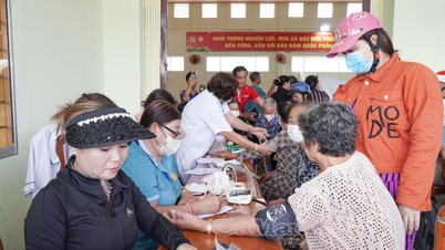 Khám bệnh, cấp thuốc miễn phí cho người dân xã Đất Mũi
