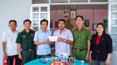 Xã Phan Ngọc Hiển thăm, tặng quà gia đình Anh hùng LLVT Nhân dân dịp 30/4
