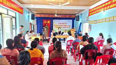 Formação em comunicação turística para o grupo étnico Bahnar na comuna de Binh Phu.