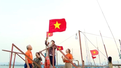 บริจาคธงชาติหลายพันผืนและมอบโอกาสในการประกอบอาชีพให้แก่ชาวประมงและครอบครัวที่ได้รับการปฏิบัติอย่างเป็นพิเศษในภาคกลางของเวียดนาม
