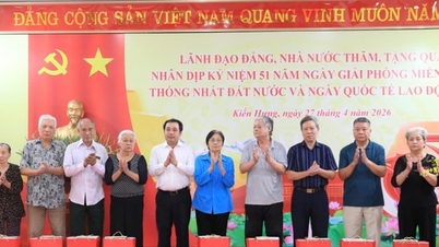 O secretário do Partido Comunista Chinês em Hanói, Tran Duc Thang, visita e entrega presentes a famílias que recebem tratamento preferencial e a trabalhadores desfavorecidos.