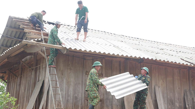 Lực lượng vũ trang Quân khu 4 tận tụy giúp dân khắc phục hậu quả lốc xoáy