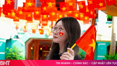 The vibrant colors of the national flag celebrate April 30th at a cafe in Ha Tinh.
