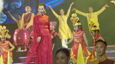 Hien Thuc, Vo Ha Tram, Dan Truong… memeriahkan jalan pejalan kaki Nguyen Hue.
