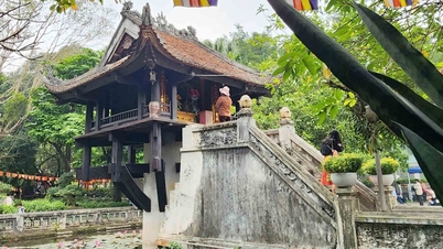 ভ্রমণ ও দর্শনীয় স্থান পরিভ্রমণ: 'বাইরের পর্দা-আকৃতির মণ্ডপগুলোর মাঝে দাঁড়িয়ে আছে খুয়ে ভান'