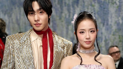 O galã de 1,88m de altura esperou pacientemente por Jisoo para tirar uma foto com ela no Met Gala, um evento raro na Coreia do Sul que acontece apenas uma vez a cada 11 anos.
