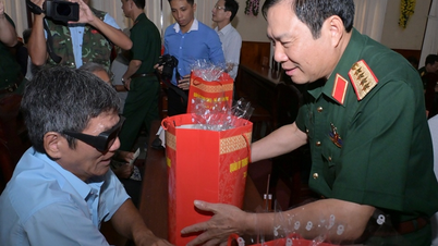 Generalul Nguyen Tan Cuong oferă cadouri familiilor care beneficiază de tratament preferențial și familiilor defavorizate din provincia Dong Thap.
