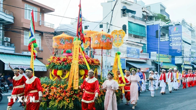 Upacara perarakan air suci menandakan pembukaan Festival Menara Po Nagar Cham 2026.