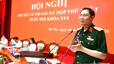 Le général Nguyen Tan Cuong rencontre des électeurs dans la province de Dong Thap.
