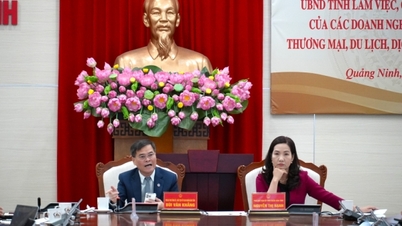 Chairman of the Provincial People's Committee Bui Van Khang presided over the conference to resolve difficulties and obstacles for service and tourism businesses.