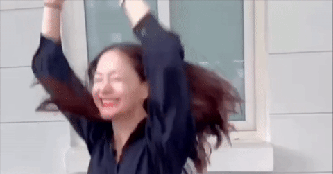 Oyuncu Lan Phuong, Batılı kocasına karşı açtığı davayı kazandıktan sonra mahkemede kutlama yaptı.
