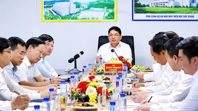 Sekretaris Partai Provinsi Nguyen Hong Thai memeriksa kemajuan proyek Pembangkit Listrik dan Pengolahan Limbah Bac Giang.