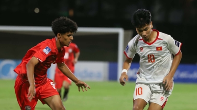 Dernier classement du Championnat d'Asie des moins de 17 ans : le Vietnam prend la tête à la surprise générale, la Corée du Sud et les Émirats arabes unis sont à égalité en deuxième position.