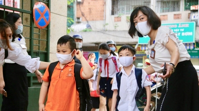 Ouders in Hanoi zijn in de war: hun huis ligt slechts 500 meter van hun oude school, maar de nieuwe school in de nieuwe wijk ligt 4 kilometer verderop.