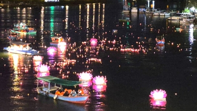 Khanh Hoa: 10.000 lanterne brillano sul fiume Cai.