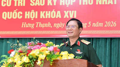General Nguyen Tan Cuong trifft sich mit Wählern in der Gemeinde Hung Thanh in der Provinz Dong Thap.