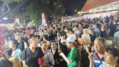 Bilder viser folkemengder som nyter banh mi på en festival i hjertet av Ho Chi Minh-byen kvelden 23. april.