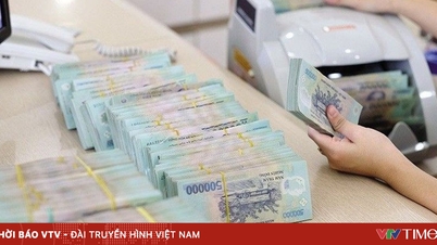 銀行は同時に金利を引き下げ、経済を活性化させる。