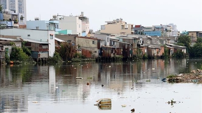 A cidade de Ho Chi Minh aborda o antigo problema de habitação ao longo de rios, canais e vias navegáveis.