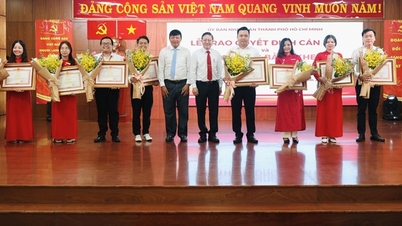 Perdana Menteri menganugerahkan Sertifikat Penghargaan kepada 8 individu berprestasi dari Sekolah Tinggi Ekonomi Kota Ho Chi Minh.