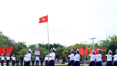 Dengan bangganya meraikan upacara menaikkan bendera suci di Pulau Truong Sa.