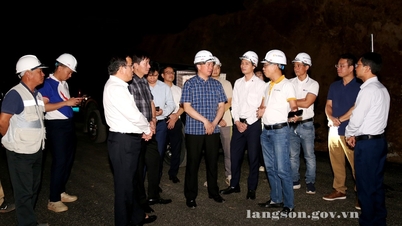 El camarada Dinh Huu Hoc, vicepresidente permanente del Comité Popular Provincial, inspeccionó las obras del turno de noche del proyecto de la autopista Huu Nghi - Chi Lang.