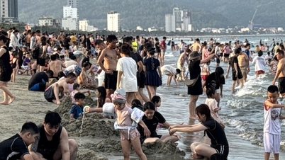 Et nærbilde av lokalbefolkningen og turister som strømmer til Da Nang-stranden på ettermiddagen 30. april.