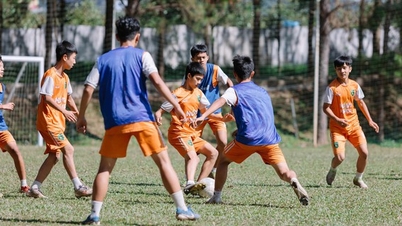 Festival de futebol infantil em Hanói e Cidade de Ho Chi Minh, interação com 3 jovens jogadores da seleção nacional.