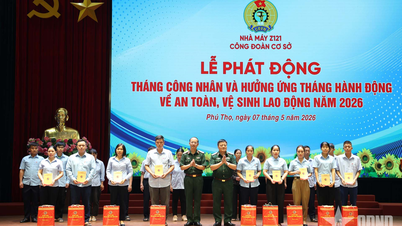 Letnan Jenderal Dinh Quoc Hung menghadiri upacara peluncuran Bulan Buruh di Pabrik Z121.
