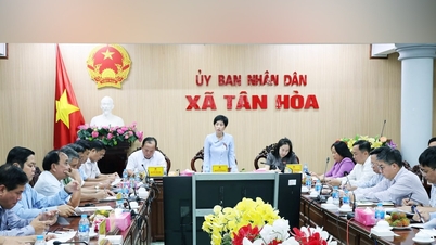 경제재정위원회 실무단이 두 자릿수 경제성장을 논의하기 위해 껀토시 탄화면을 방문했다.