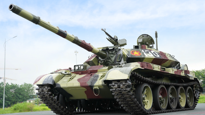 Im My-Dinh-Stadion wurden T-54B-Panzer aufgestellt, um in einem Konzert Geschichte nachzustellen.