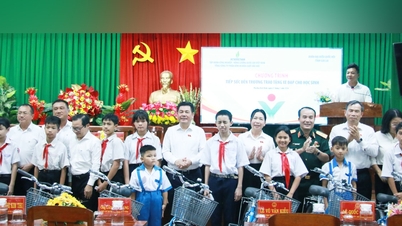 Vicepreședintele Adunării Naționale, Nguyen Hong Dien, oferă biciclete studenților din cartierul Binh Dinh, provincia Gia Lai.
