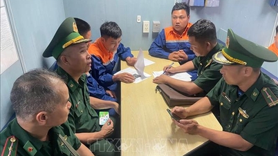 Petugas penjaga perbatasan menerima empat awak kapal yang mengalami kesulitan di laut.