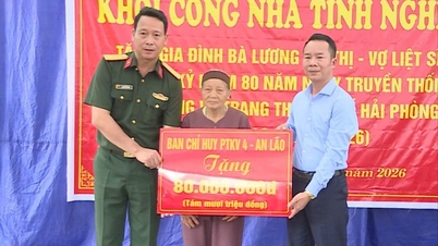 Construirea unei case noi pentru văduva unui soldat căzut în război în comuna Nguyen Giap.
